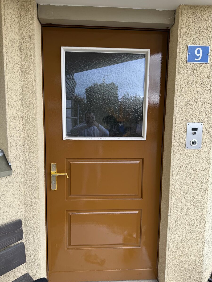 Haustüre mit Glaseinsatz, frisch in warmem Braun lackiert